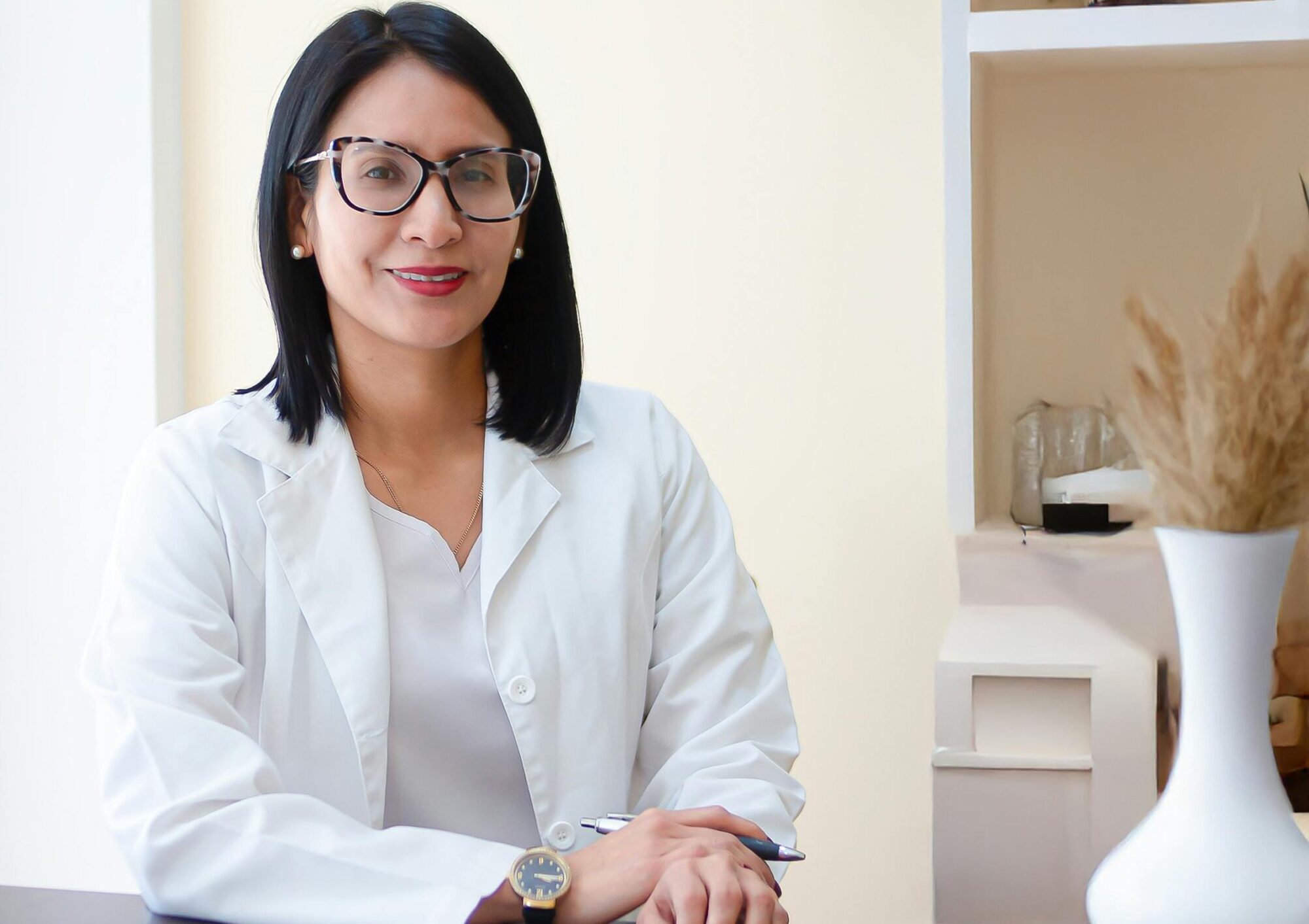 doctora sentada en escritorio
